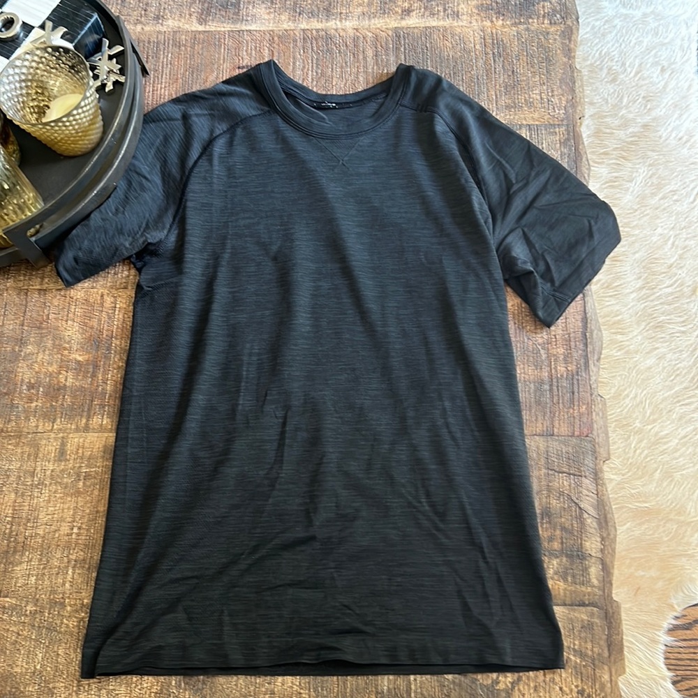 Men’s black Lululemon short sleeve shirt